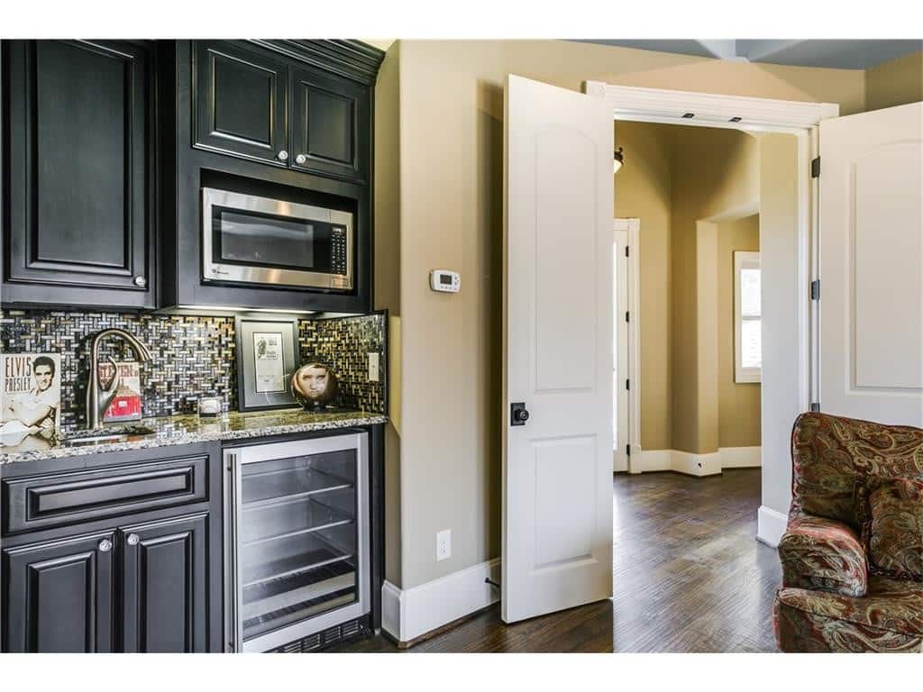 Master-sitting-1024x768