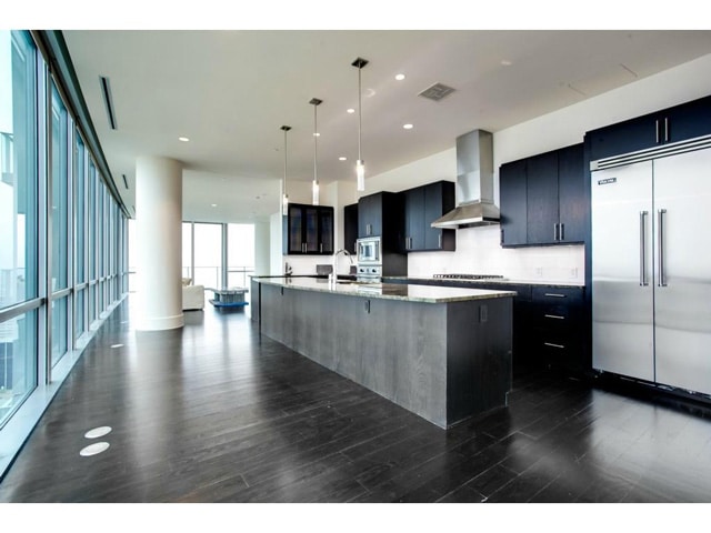 Omni-FW-Penthouse-Kitchen-2