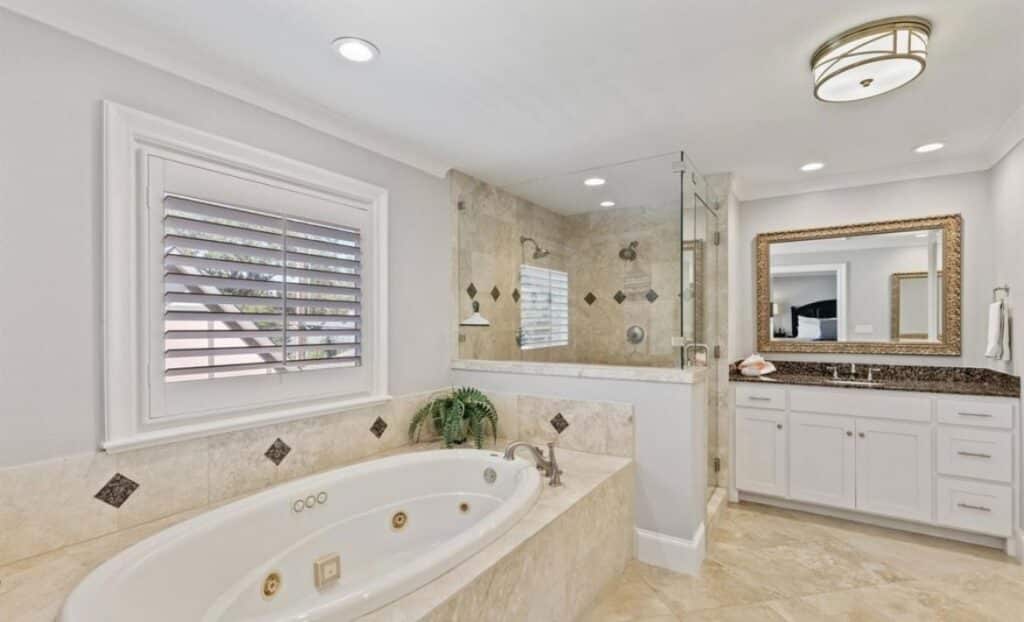 9851-Kingsway-Ave