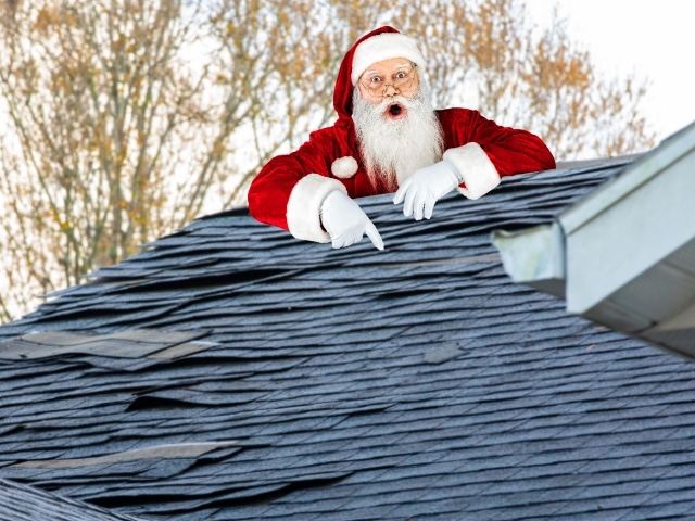 Santa-on-the-roof-640-×-480-px