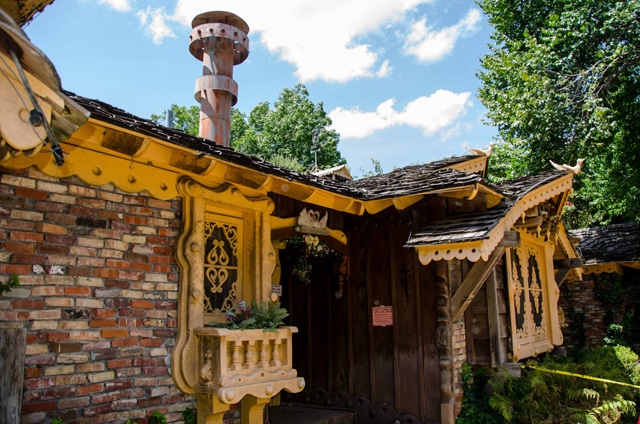 Swan-House-Closeup