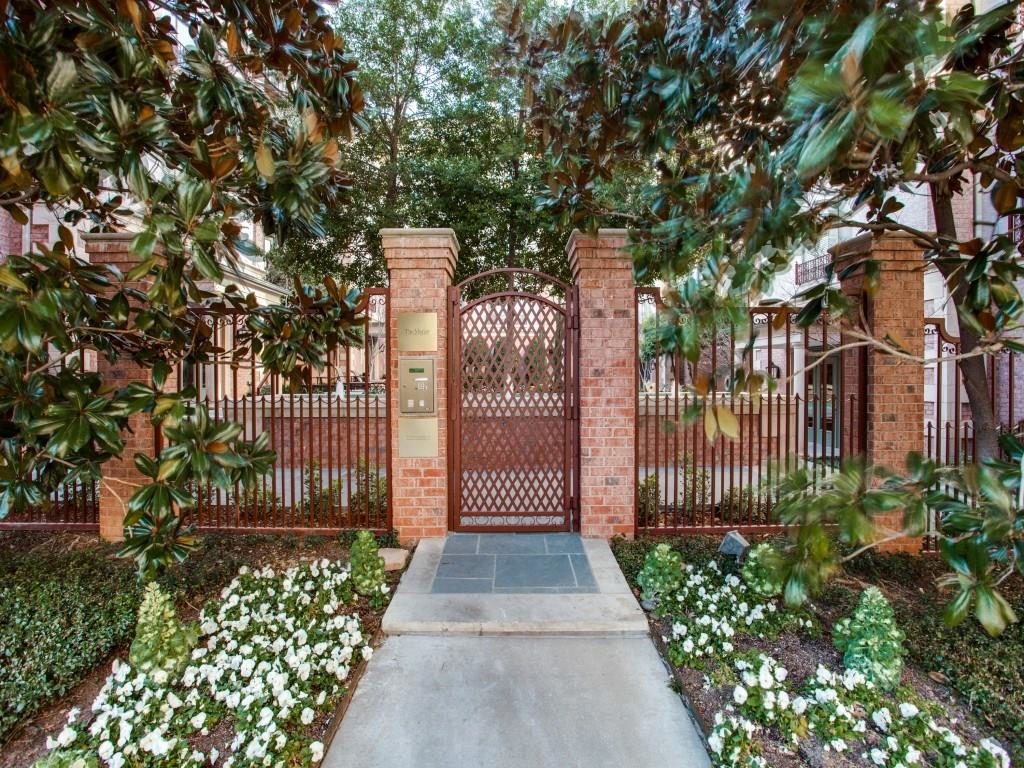 Uptown-2885-Woodside-102-Courtyard-entrance-1024x768