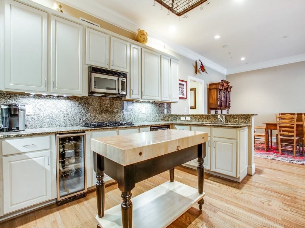 Uptown-2885-Woodside-102-Kitchen-2-1024x768