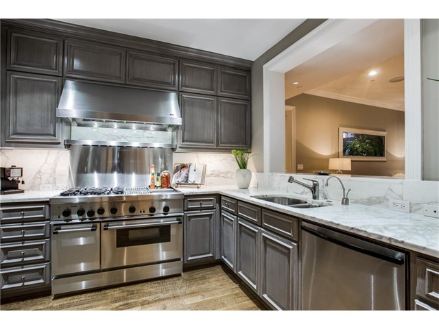 Vendome-12-E-Kitchen