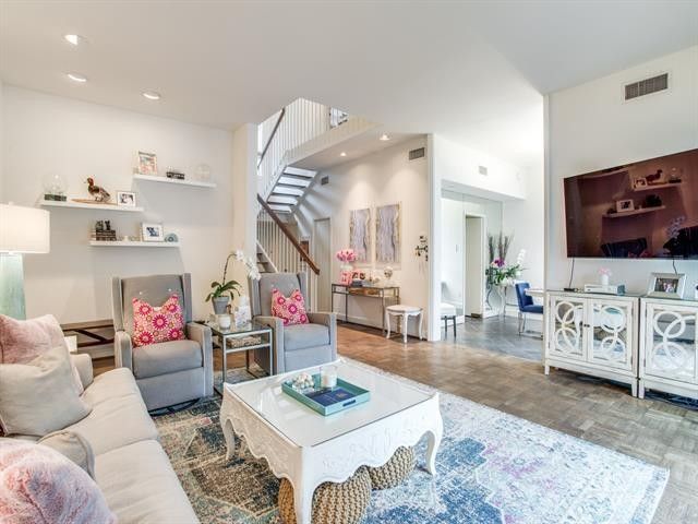 23c16b7259e056ec48160662bcaceb16l-m1969427158xd-w1020_h770_q80