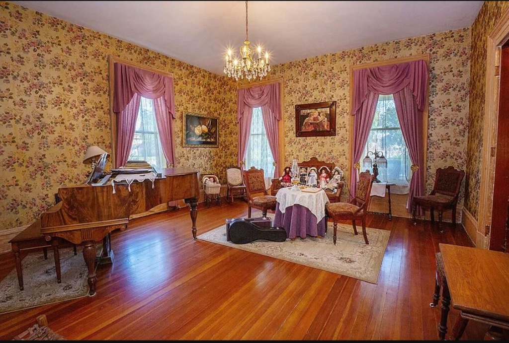 doll-house-photo